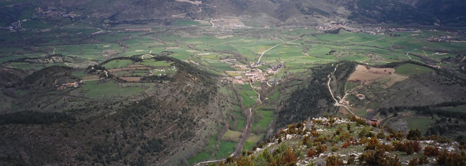 Vista aèria panoràmica del poble de Pi i la plana cerdana des del Bac de Nèfol