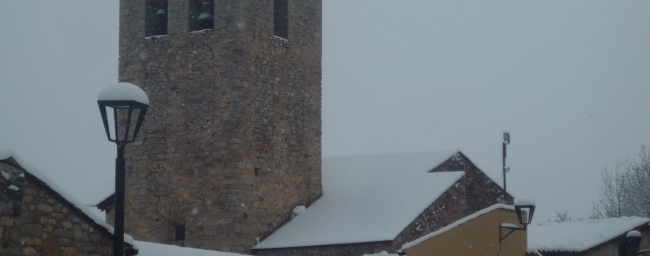 El campanar de Santa Eulàlia de Pi nevat a l'hivern