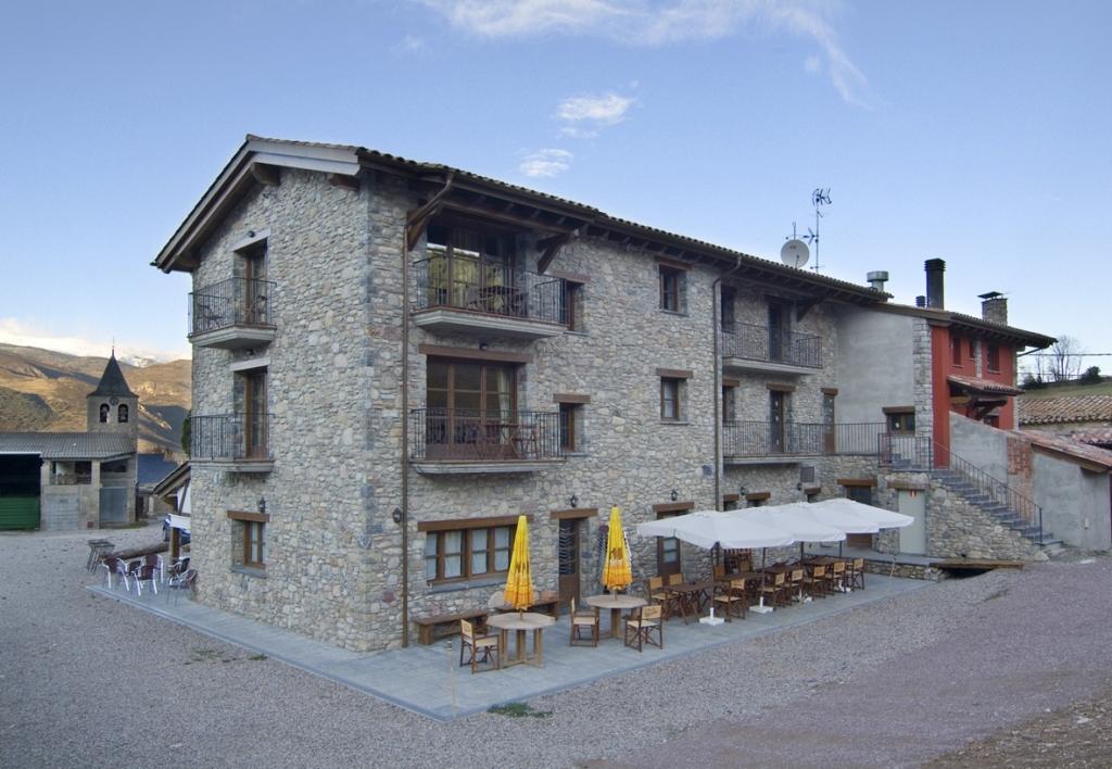 Arquitectura de pedra a Pi amb el campanar de Santa Eulàlia al fons